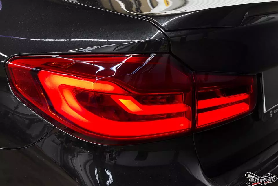 BMW 520d (G30). Установка спойлера на крышку багажника и заднее стекло. Тонировка задних фонарей лаком.